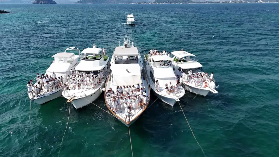 Group yacht photo
